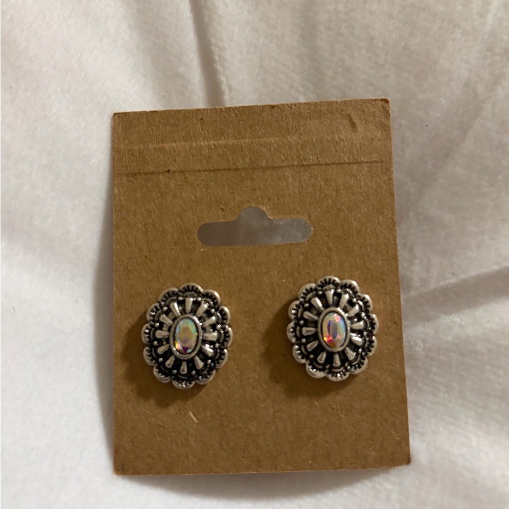Vintage-Inspired Silver Earrings with Iridescent Center